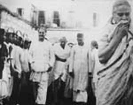 Gandhiji with Nawab Habibullah of Dacca at Duttapara (10.11.1946 to 14.11.1946).jpg